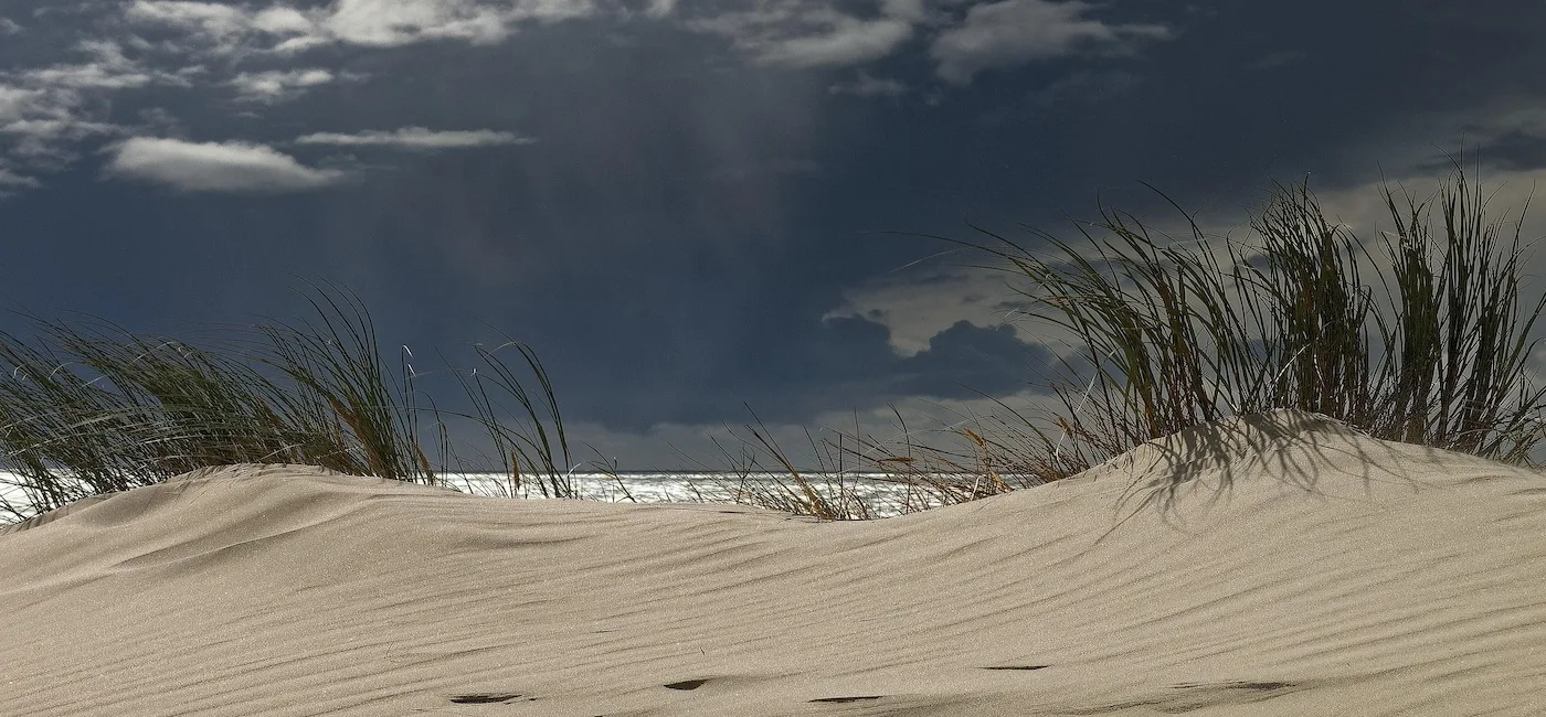 Klitterne med mørke skyer i baggrunden