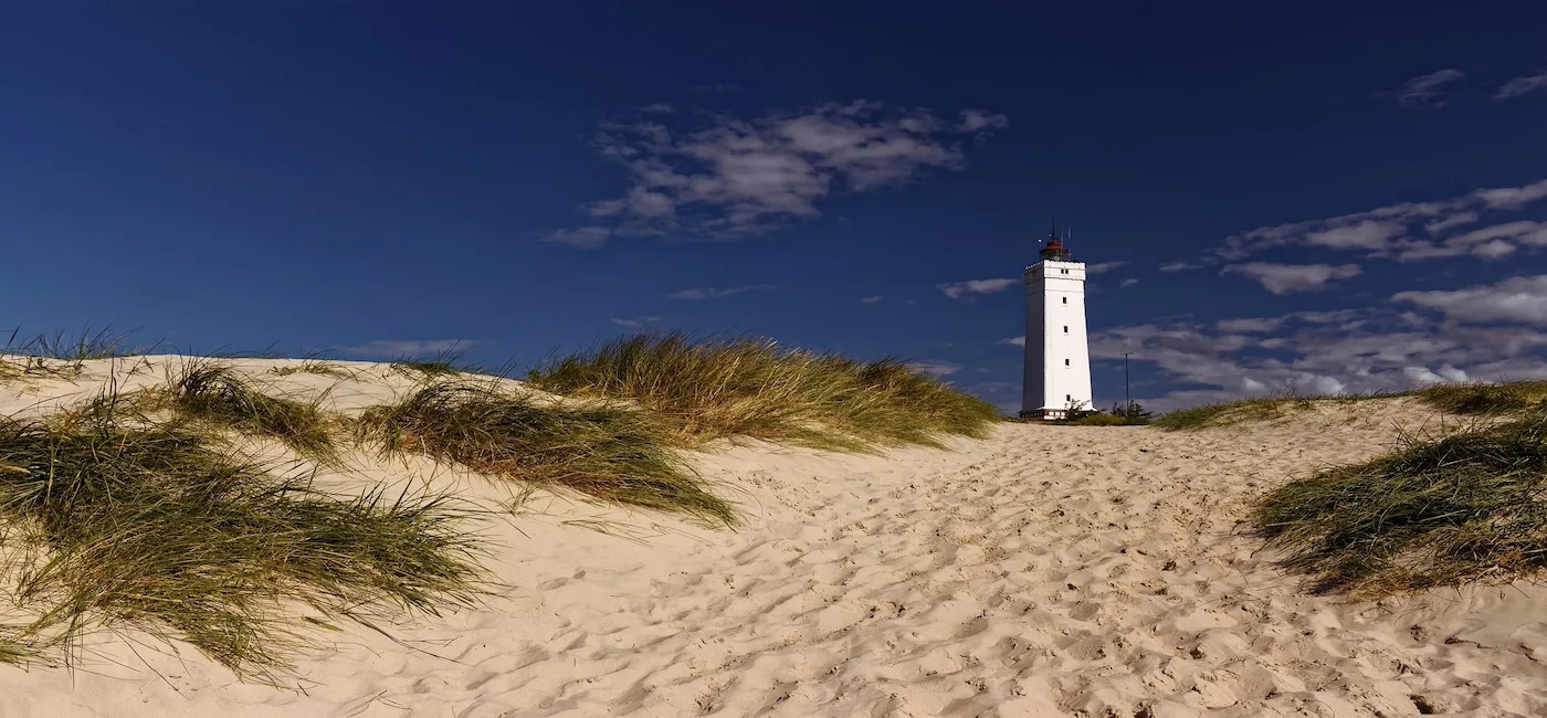 Fyrtårn i klitterne med mørk himmel