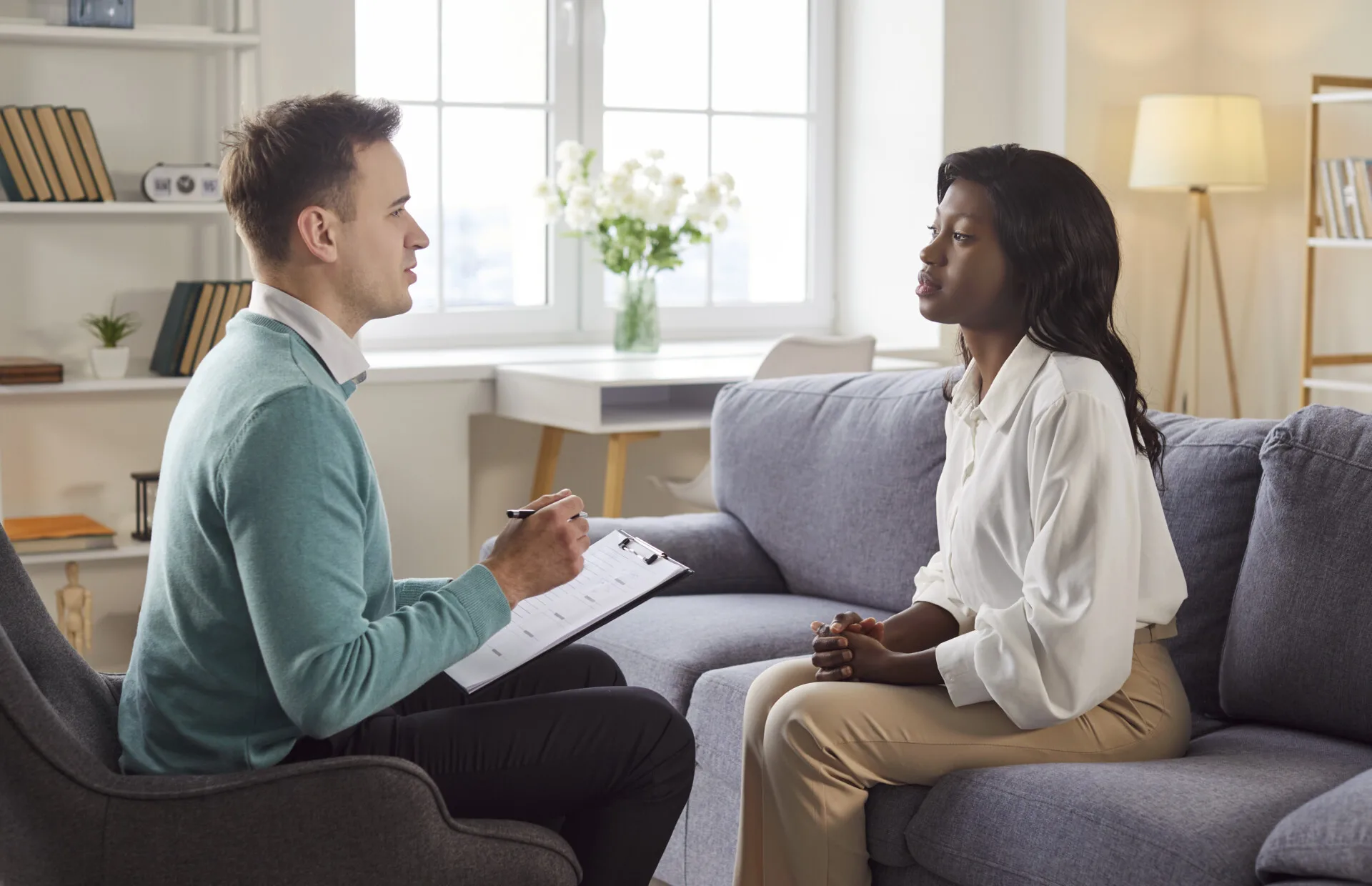 Kvinde og mand taler sammen