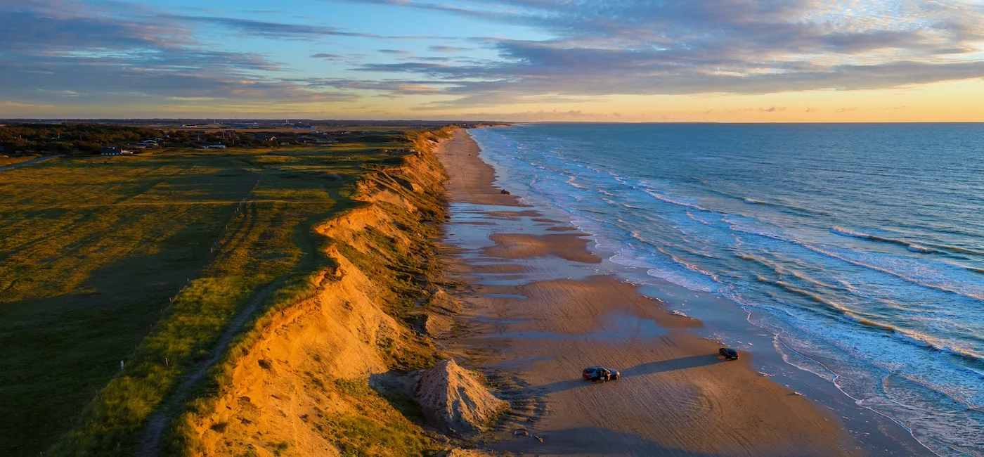 Skrænt ved stranden i solskin
