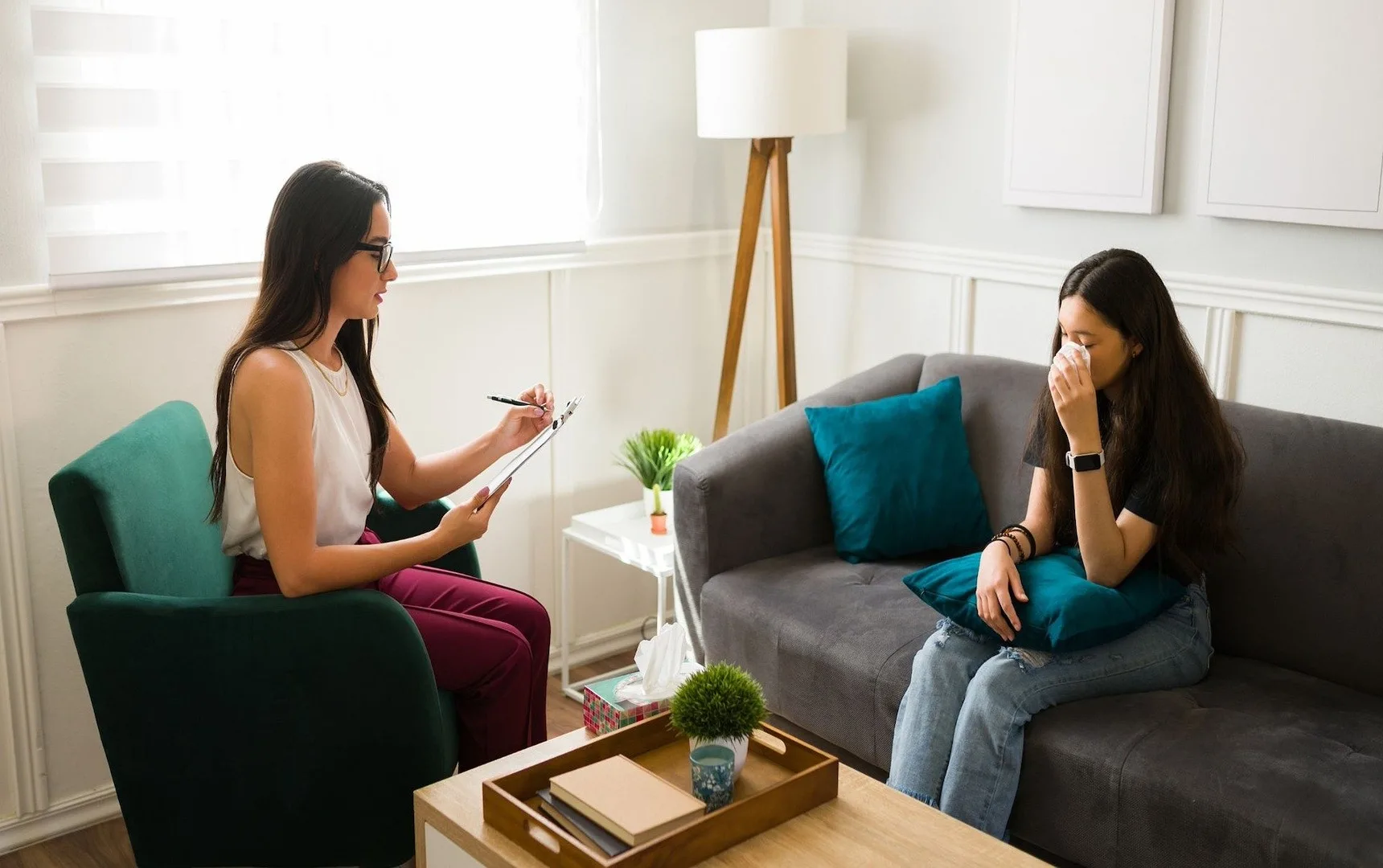 Pige tørre øjenene mens hun snakker med en kvinde