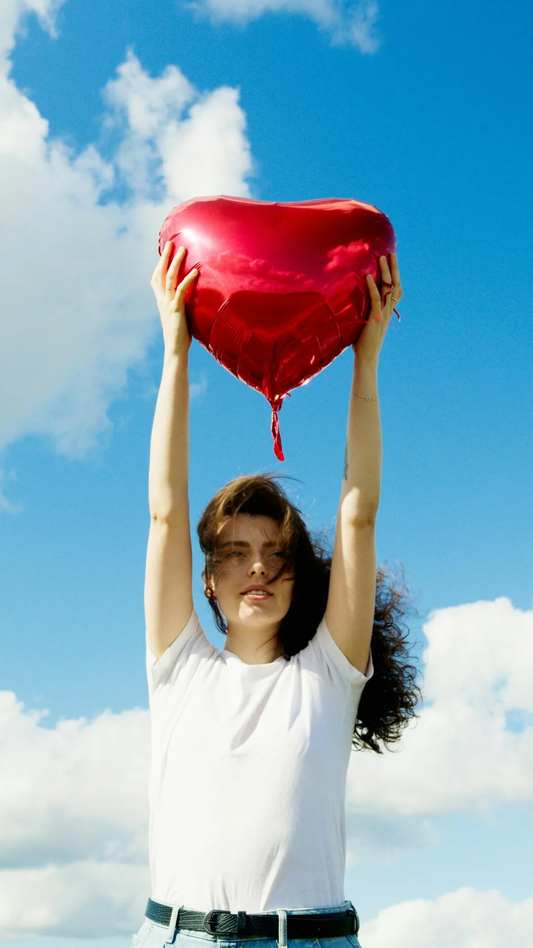 Kvinde med ballon som er hjerteformet