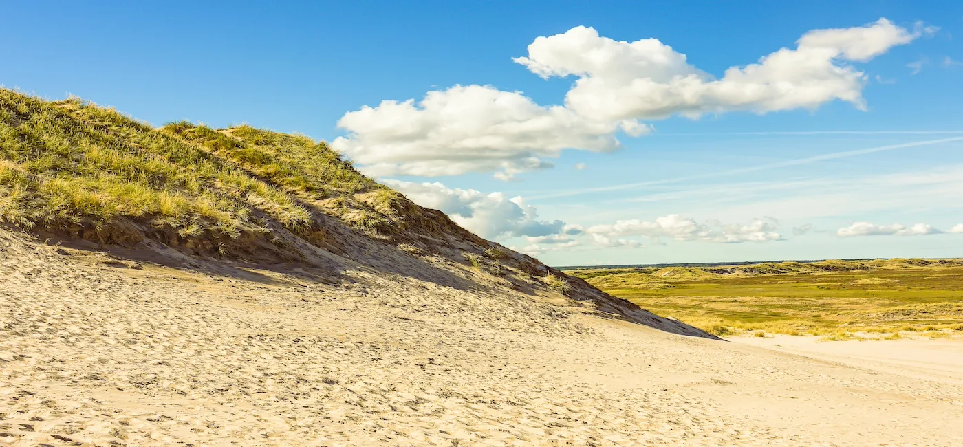 Sol og blå himmel over klitterne